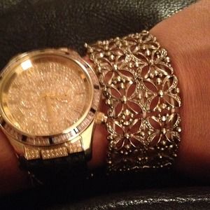 Goldtone metal elastic bracelet MOVING SALE 🤗