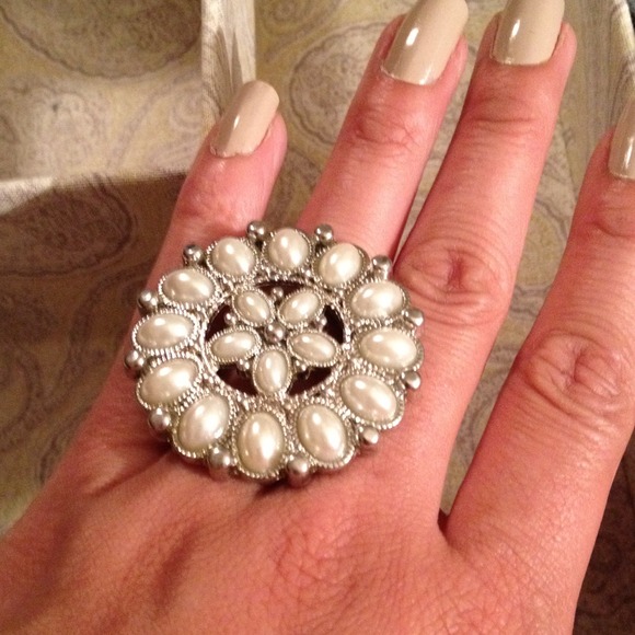Pearl and silver tone ring MOVING SALE 🤗