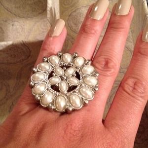 Pearl and silver tone ring MOVING SALE 🤗