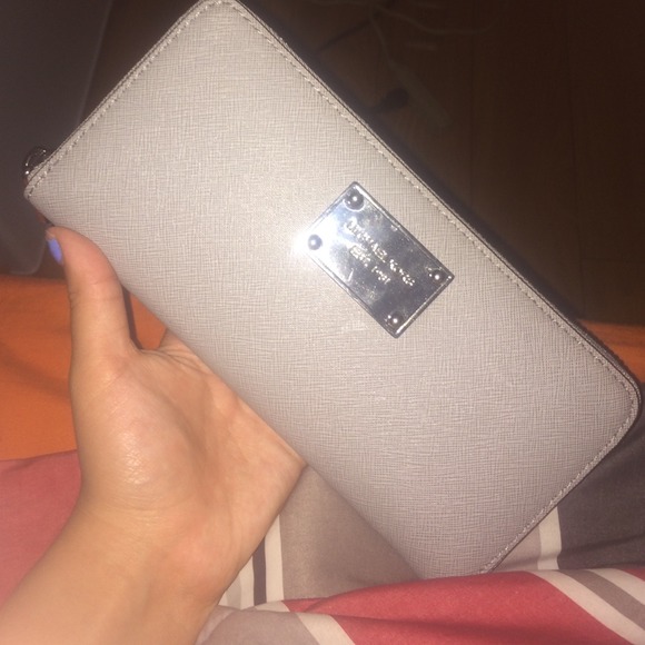 Michael Kors Auth. Pearl Grey wallet