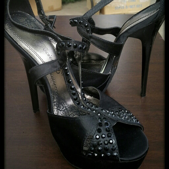OH LA, LA STUDDED HEELS ๐ - Picture 2 of 3