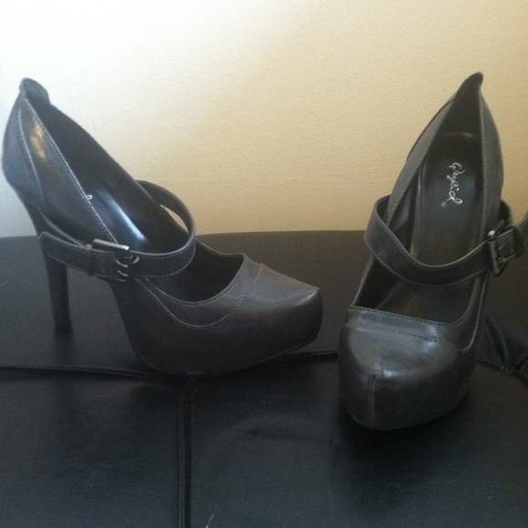 Grey heels size 6