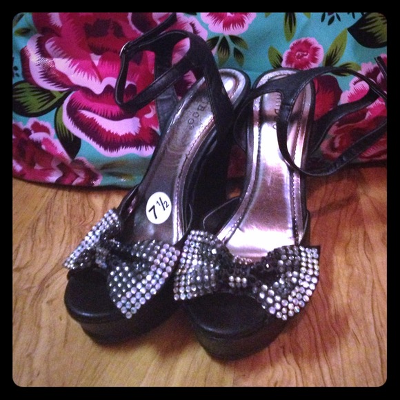 Black wedges with rhinestone bow🎀