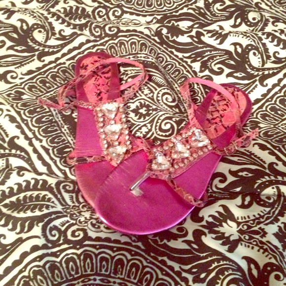 Pink sanders with big stones