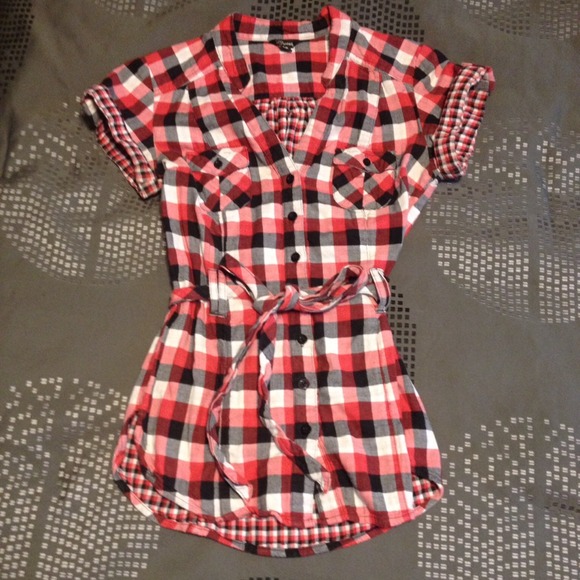 Guess Tops - Red and black plaid guess button up