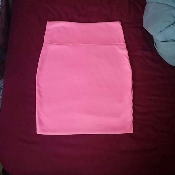 SOLD!! Bright pink fitted skirt - Picture 1 of 2