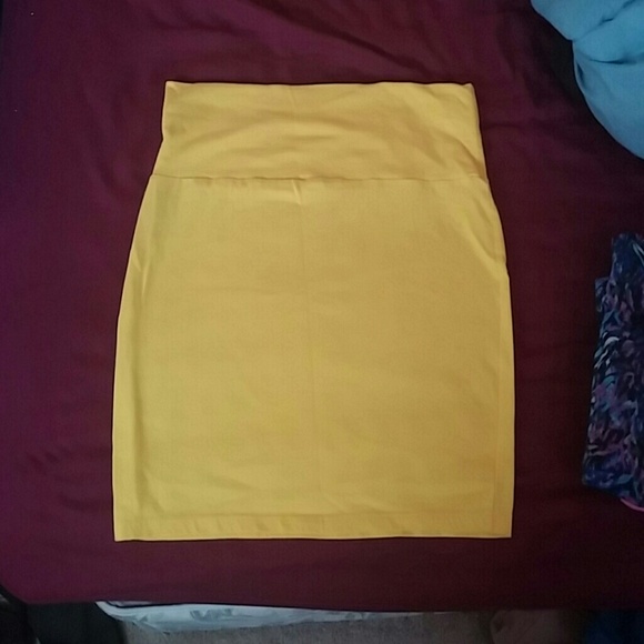 SOLD!!! Bright yellow fitted skirt - Picture 1 of 2