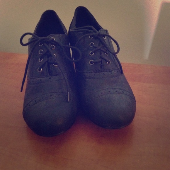 Flat black heeled oxfords. Purchased in London!