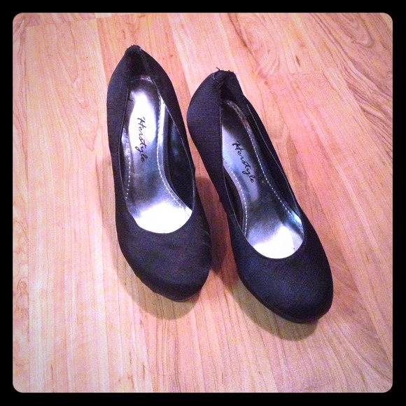 Closed Toe Black Heels - Picture 1 of 4