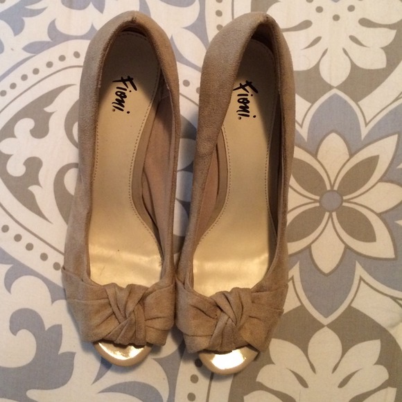 ⬇️ FINAL PRICE DROP ⬇️  Beige Peep Toed Heel