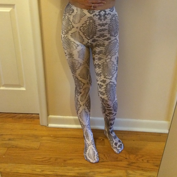 Hue Snakeskin Footed Tights 