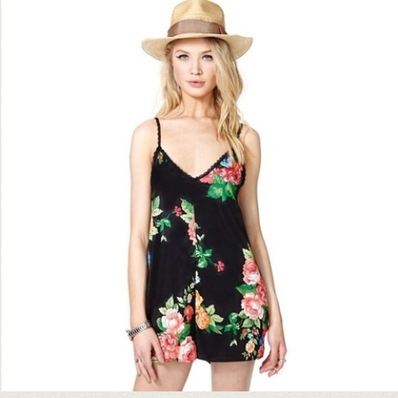❌SOLD❌Floral lace trim romper