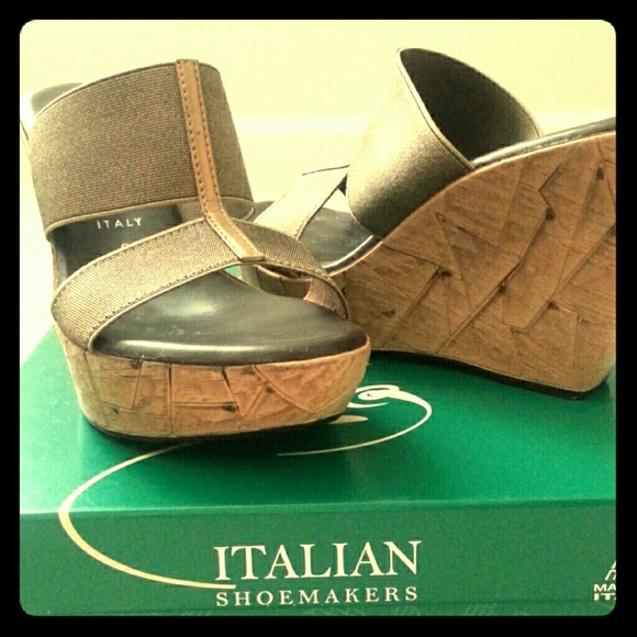 Stylish Italian chocolate/gold wedges!