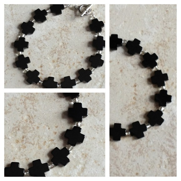 🔻SOLD🔻Black cross lampwork beaded bracelet - Picture 2 of 2