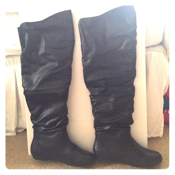 NEW Women's Black Boots! Never Worn.