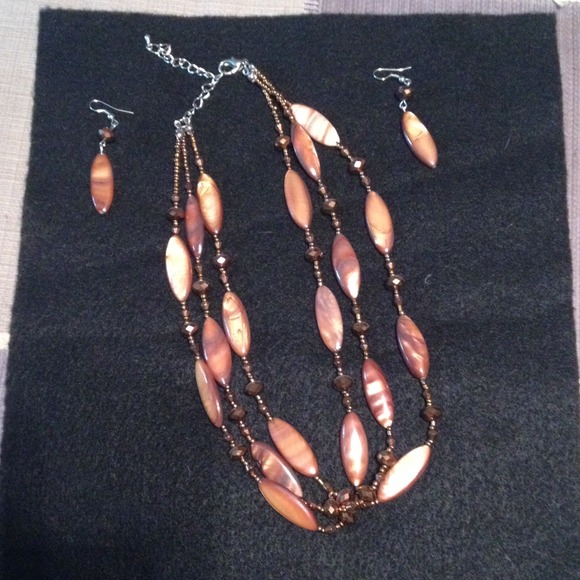 Natural polished stone and bead set. - Picture 1 of 4