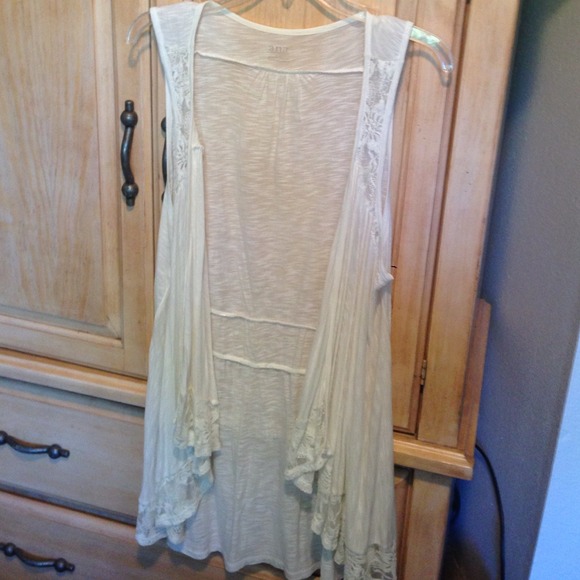 Cream vest. SOLD 👖🎽👗👕