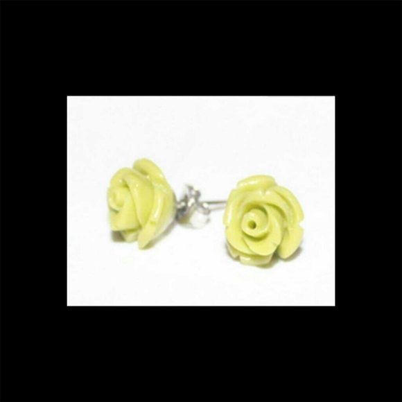💰💰💰- 925 Silver and Coral Stud Earrings