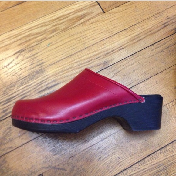 ✅ dark red/ cherry clogs