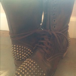 STEVE MADDEN TARNNEY BOOTS IN BROWN