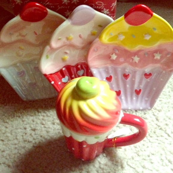 An adorable cupcake mug and 3 cupcake dishes.