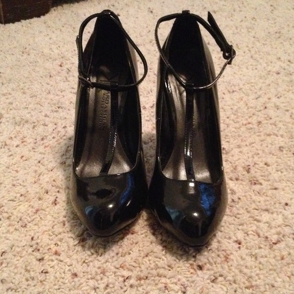 Stunning Black Heels!!