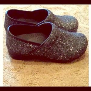IN SEARCH OF-- Similar nursing clogs!