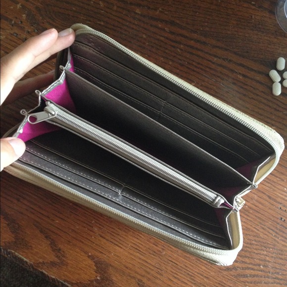 Gold Nine West wallet - Picture 3 of 4