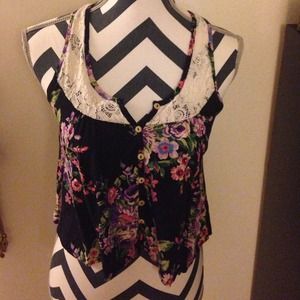 Floral crop top! 🌸🌺🌻
