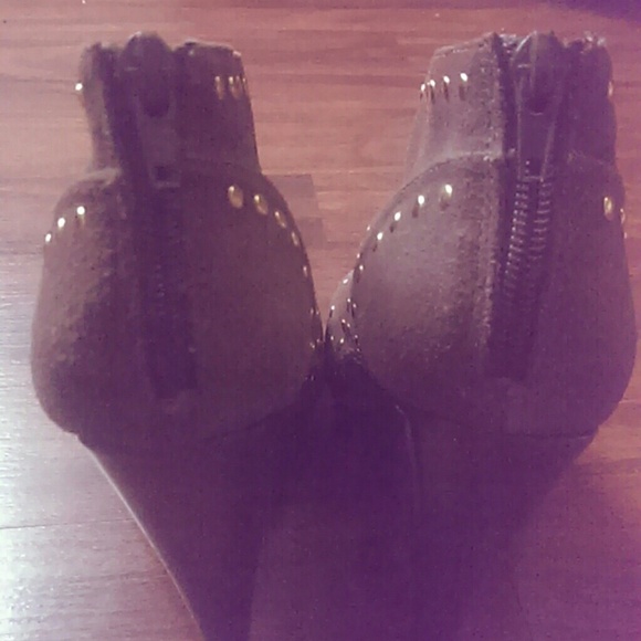 ?? STEVE MADDEN peep toe studded platforms ?? - Picture 2 of 3