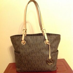 *RESERVED* Micheal Kors Signature Handbag 😍😍