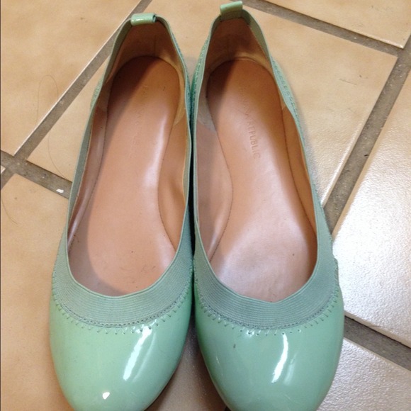 BR flats in aqua in size 6.5