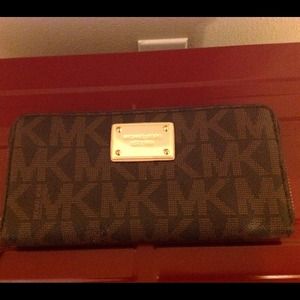 * RESERVED* Michael Kors Wallet 😍😍