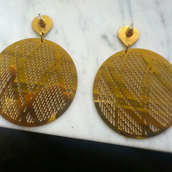 Stunning fashion earrings