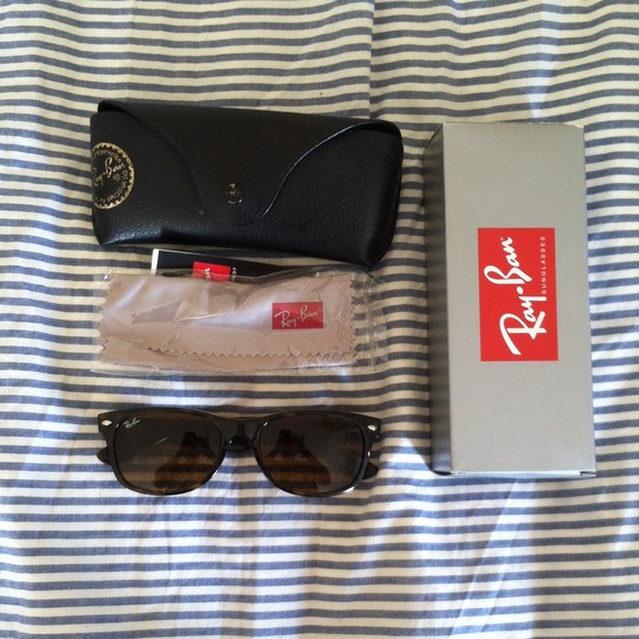 Ray-Ban Accessories - RayBan the New Wayfarer tortoise brown lens GUC