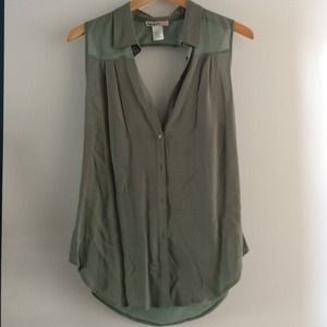 🎉🎉Sage green sleeveless shirt!