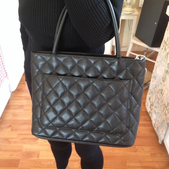 ❗️SOLD❗️Chanel Caviar Leather Medallion. - Picture 2 of 4