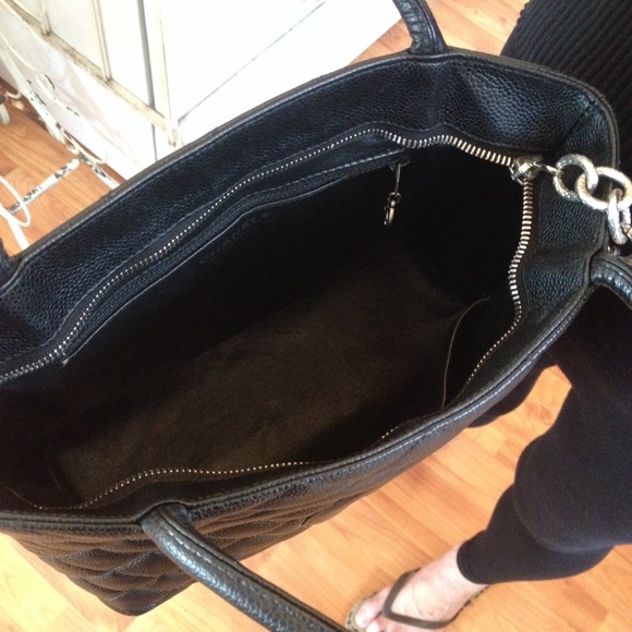 ❗️SOLD❗️Chanel Caviar Leather Medallion. - Picture 3 of 4