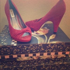 Steve Madden sued pumps!