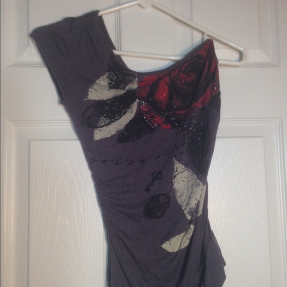 Really sexy one shoulder top!