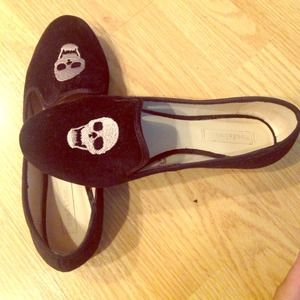 Black skull flats
