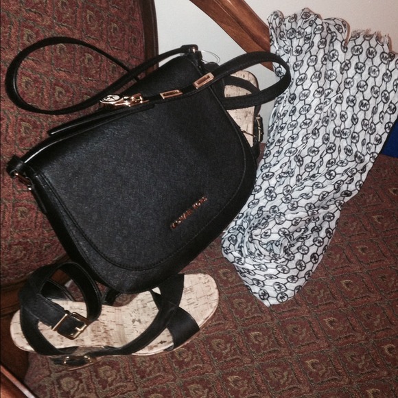 New MICHAEL Kors scarf - Picture 1 of 2