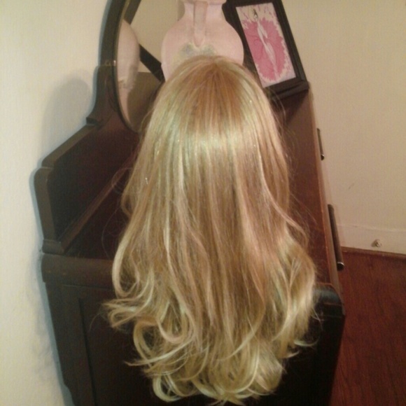 Pretty #624 Light Blonde Adjustable Wig - Picture 2 of 2