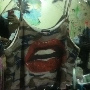 Camouflage/red lips cropped tank top