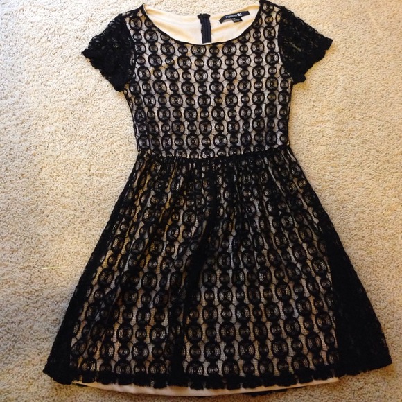 Chic & classy Forever 21 black dress!