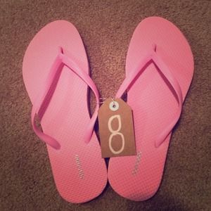 Old Navy pink flip flops