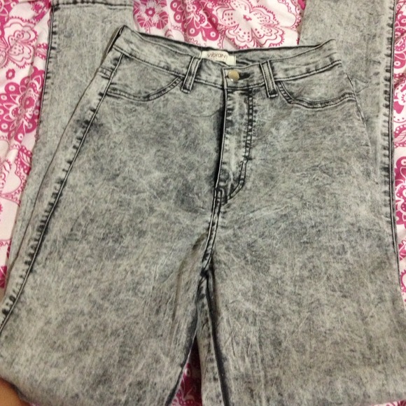 acid washed high waisted jeans. - Picture 3 of 3