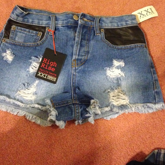 Denim - Highwaisted Leather Detailed Shorts