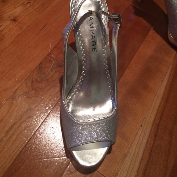 Silver heels - Picture 2 of 2