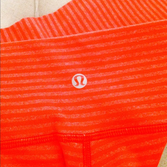 ⛔️ SOLD!!! ⛔️ Lululemon Wunder Under crops. - Picture 2 of 3
